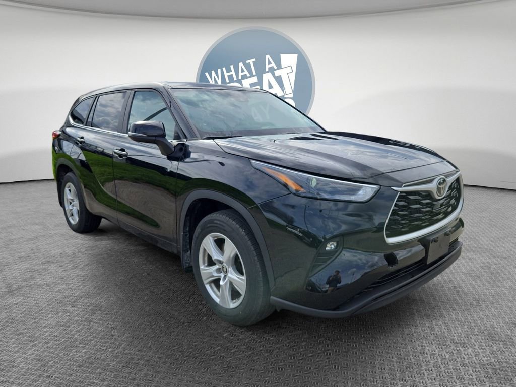 Used 2023 Toyota Highlander LE image 1
