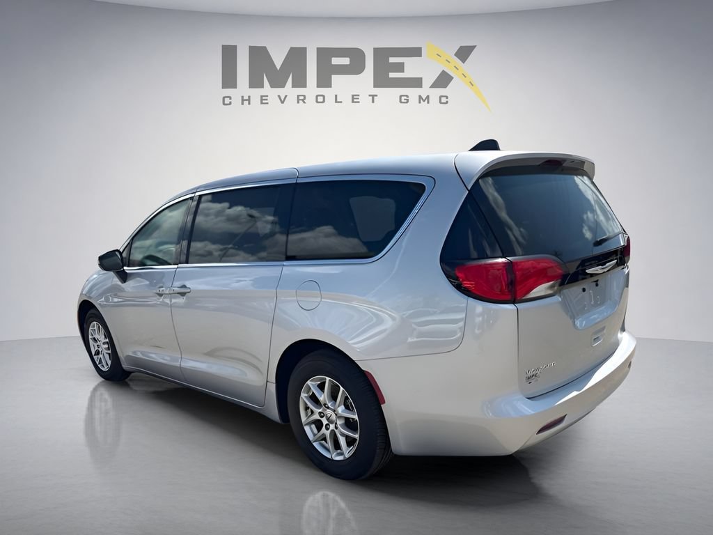Used 2023 Chrysler Voyager LX FWD image 3