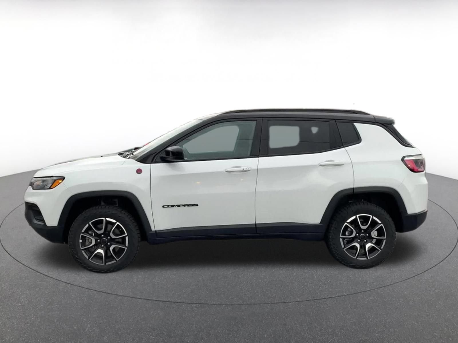 Used 2025 Jeep Compass Trailhawk AWD/4WD image 9
