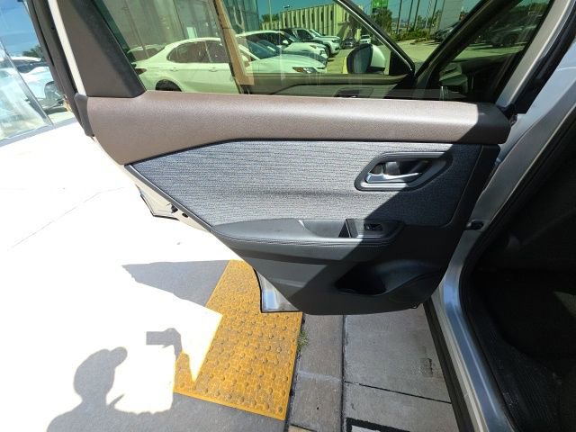 Used 2023 Nissan Rogue SV image 22