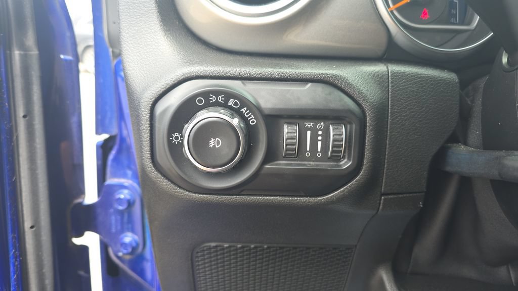 Used 2018 Jeep Wrangler Unlimited Sahara AWD/4WD image 13