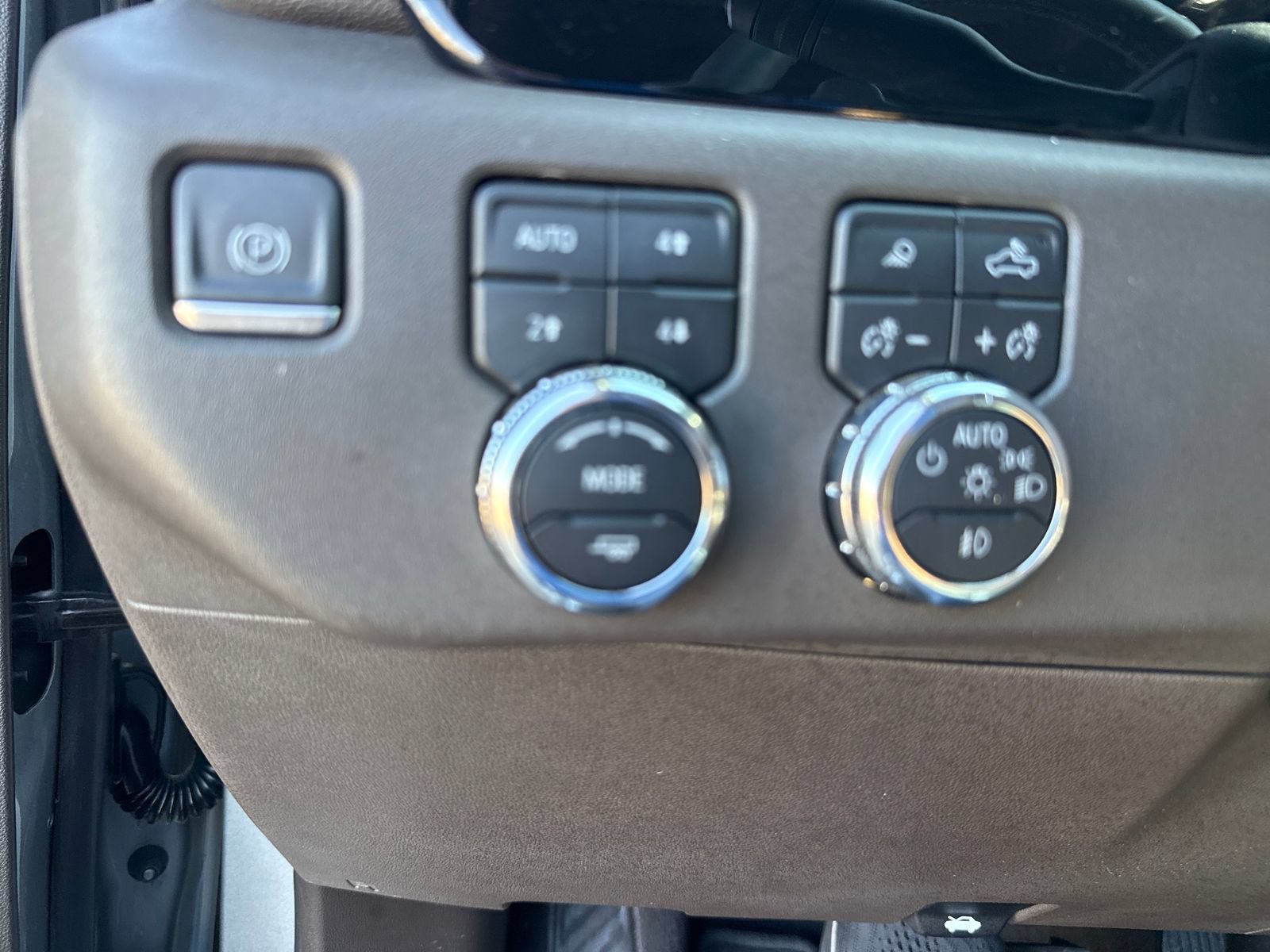 Used 2023 GMC Sierra 1500 SLT w/ SLT Premium Package AWD/4WD image 32