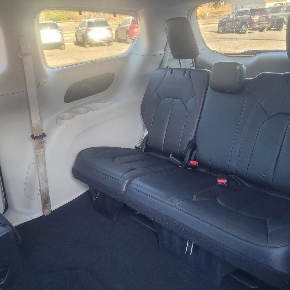 Used 2017 Chrysler Pacifica Touring-L w/ Tire & Wheel Group image 37