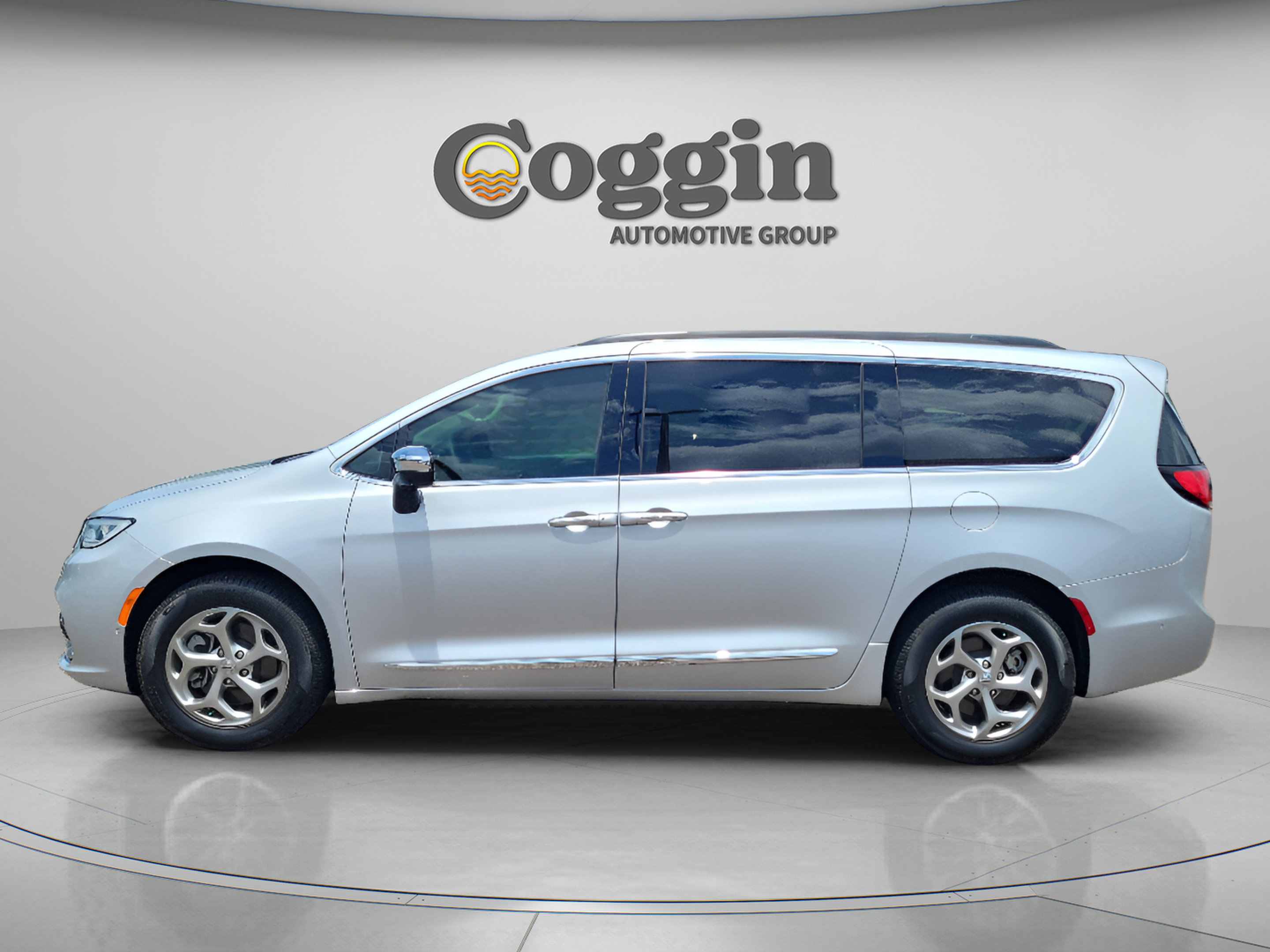 Used 2023 Chrysler Pacifica Limited w/ Uconnect Theater Family Group AWD/4WD image 2
