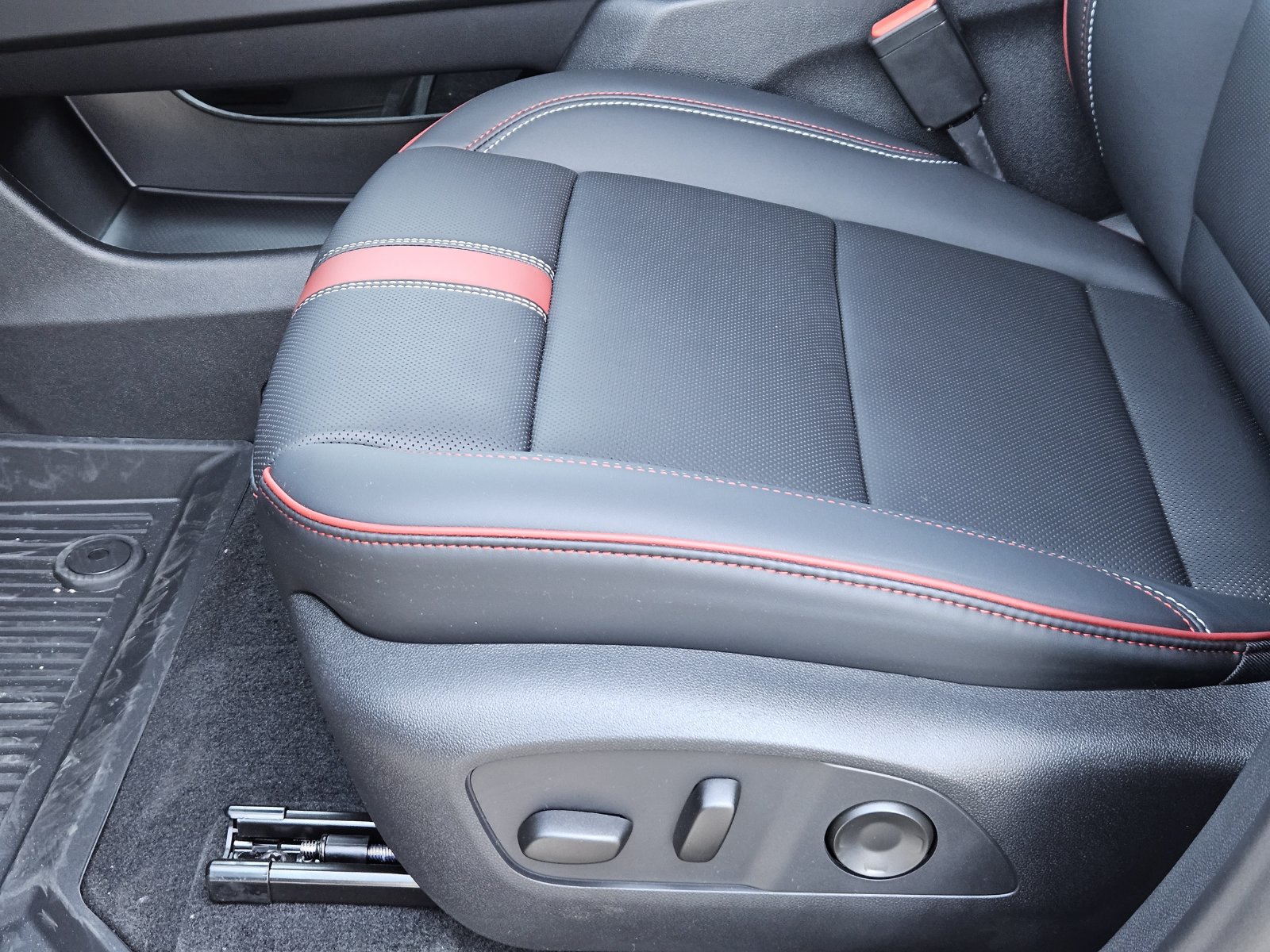 New 2027 Chevrolet Traverse RS w/ LPO, Floor Liner Package FWD image 24