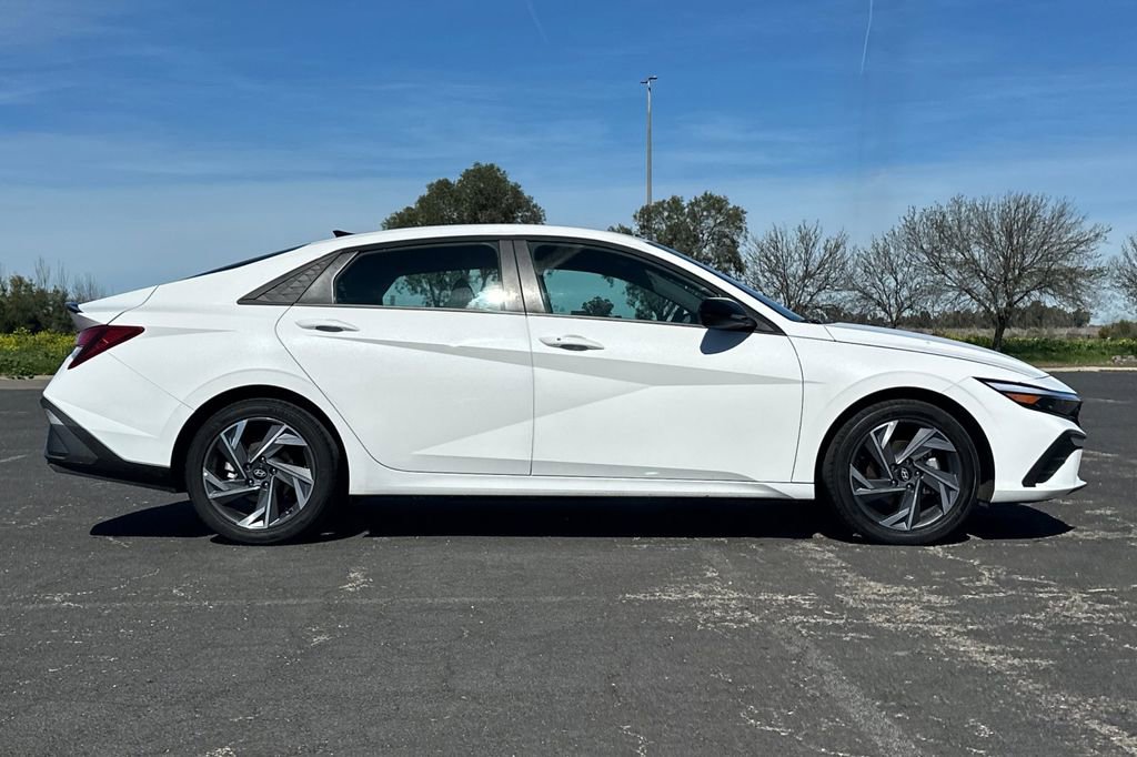 New 2025 Hyundai Elantra Sport FWD image 3