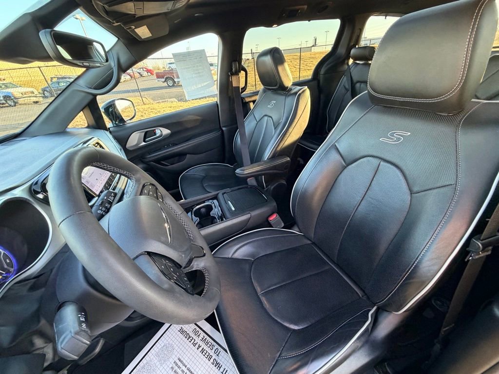 Used 2025 Chrysler Pacifica Limited image 20
