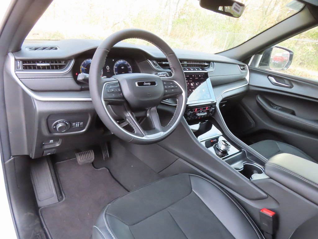 New 2025 Jeep Grand Cherokee Altitude image 18