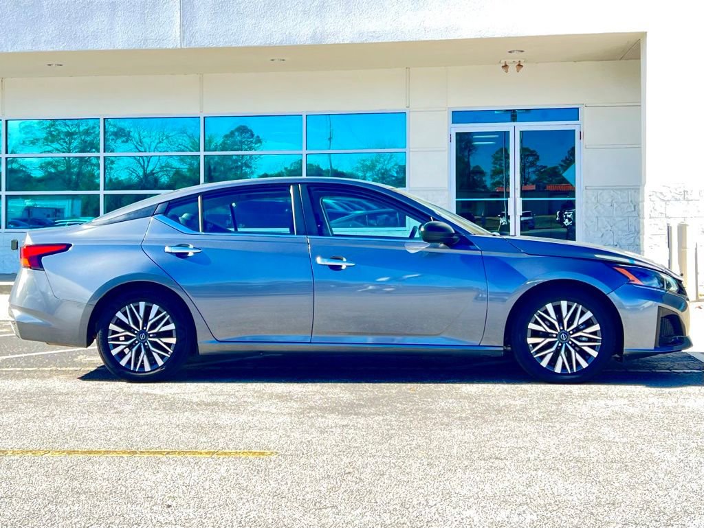 Used 2024 Nissan Altima 2.5 SV video 3
