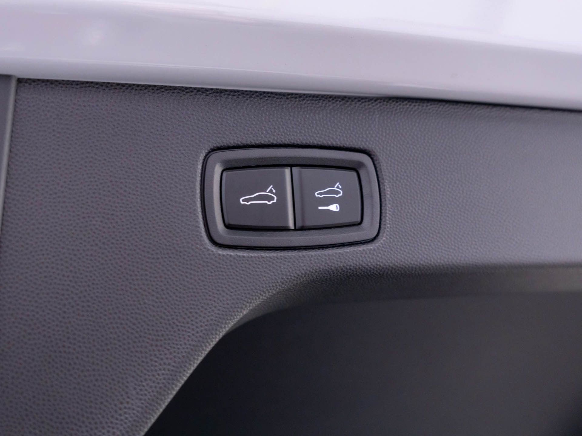Certified 2025 Porsche Macan 4 Electric AWD/4WD image 35