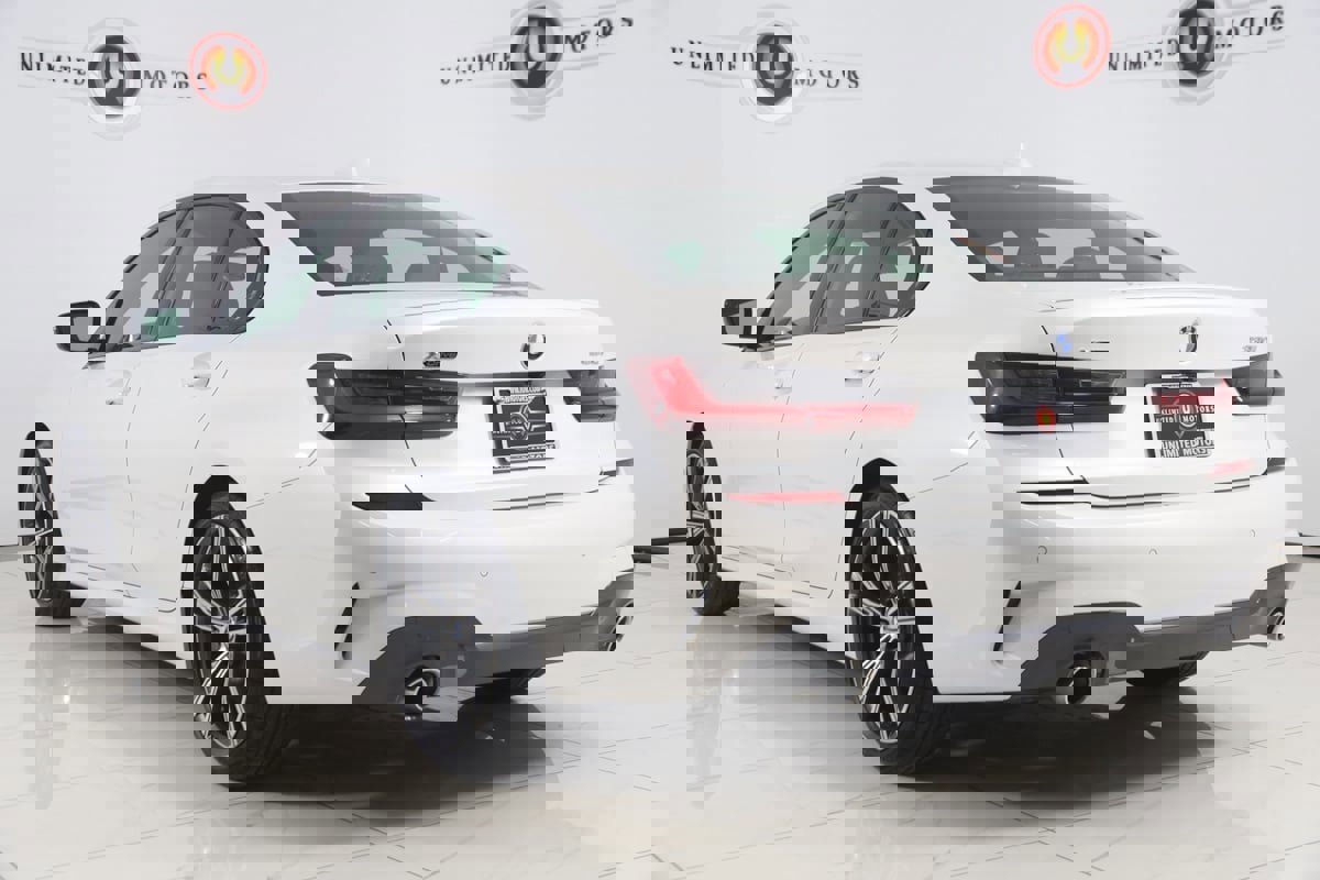 Used 2022 BMW 330i xDrive Sedan w/ M Sport Package image 4