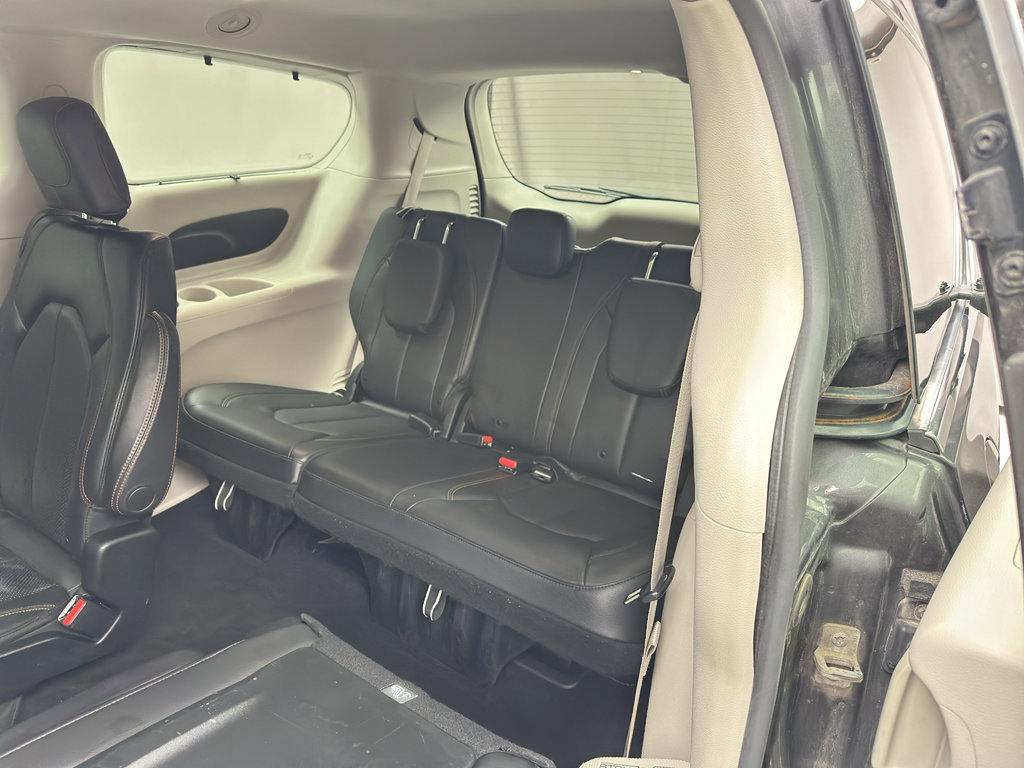 Used 2019 Chrysler Pacifica Touring-L FWD image 18