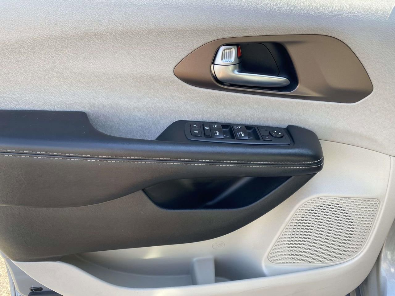 Used 2021 Chrysler Voyager Lxi FWD image 14