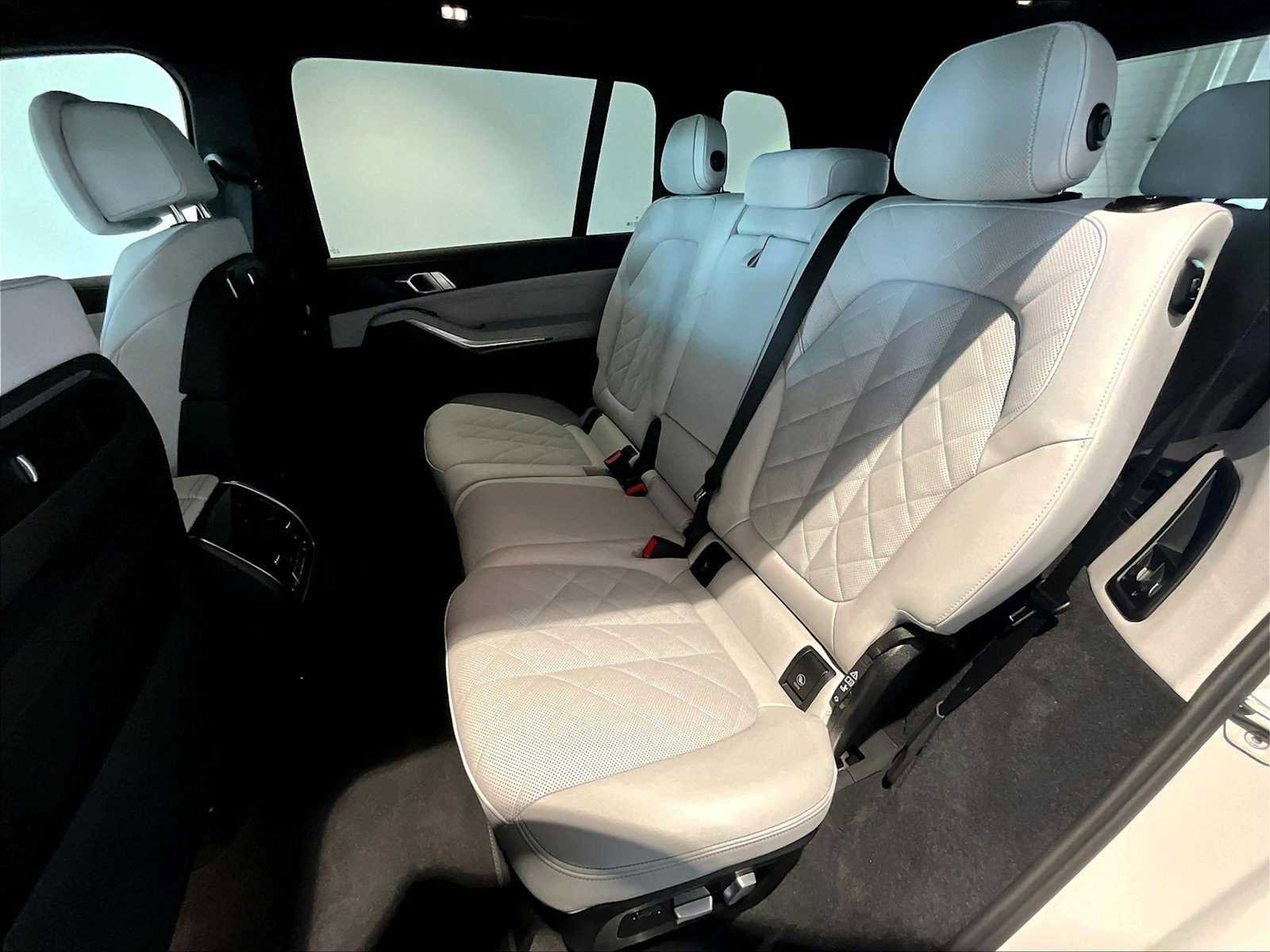 Used 2025 BMW X7 xDrive40i w/ M Sport Package image 31