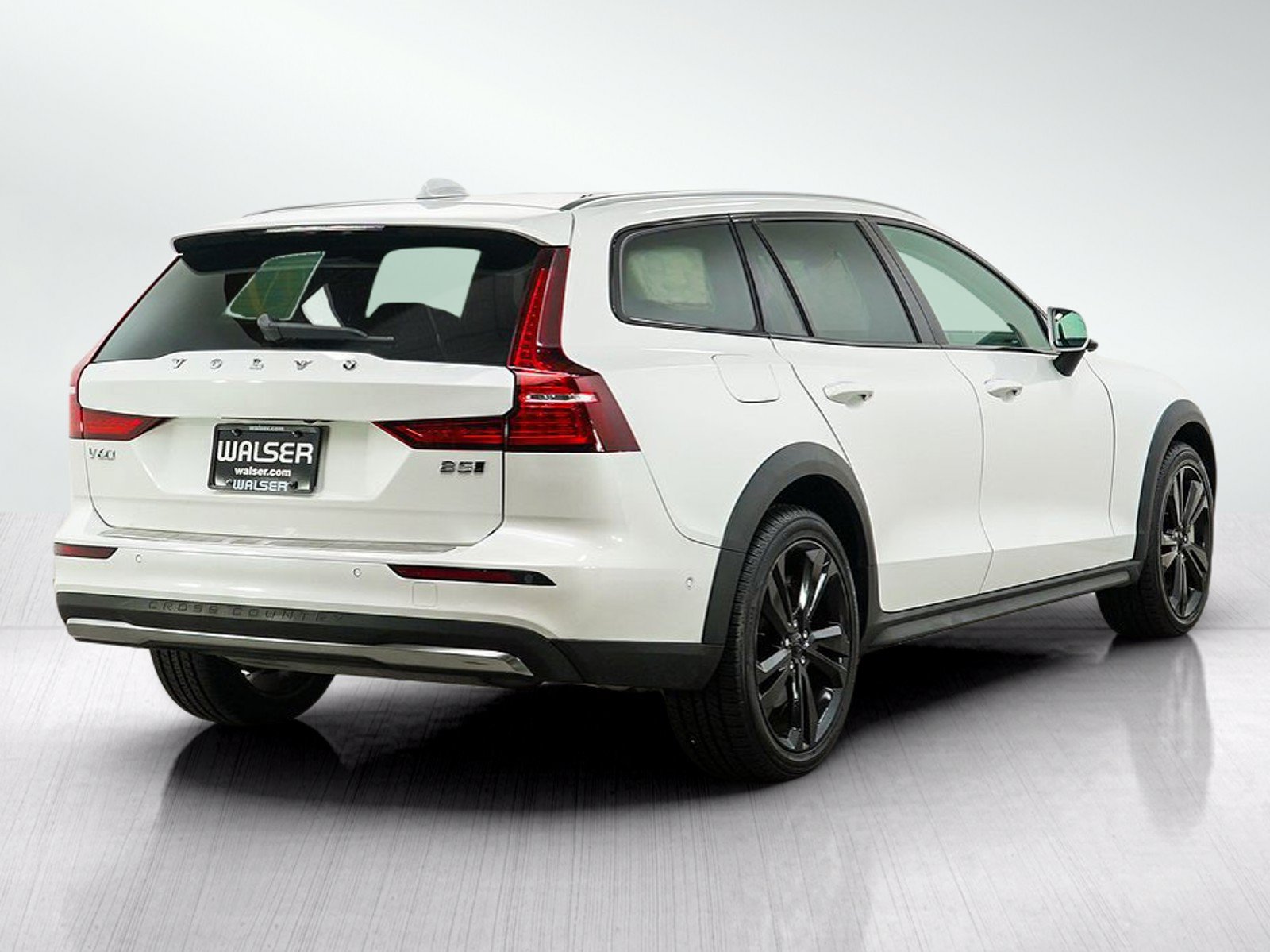 Used 2025 Volvo V60 B5 Cross Country Plus AWD/4WD image 5