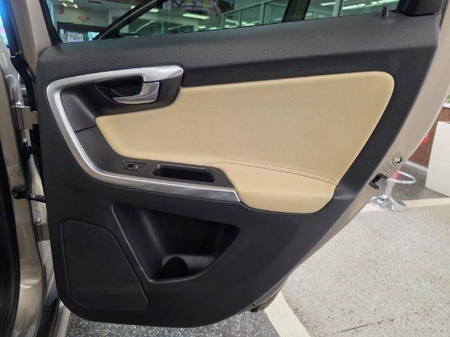 Used 2016 Volvo XC60 T5 Premier w/ Climate Package AWD/4WD image 32