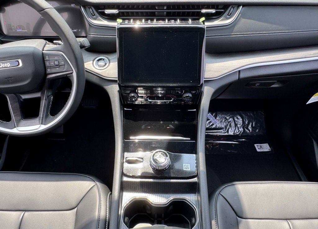 New 2025 Jeep Grand Cherokee Limited w/ Black Appearance Package image 24