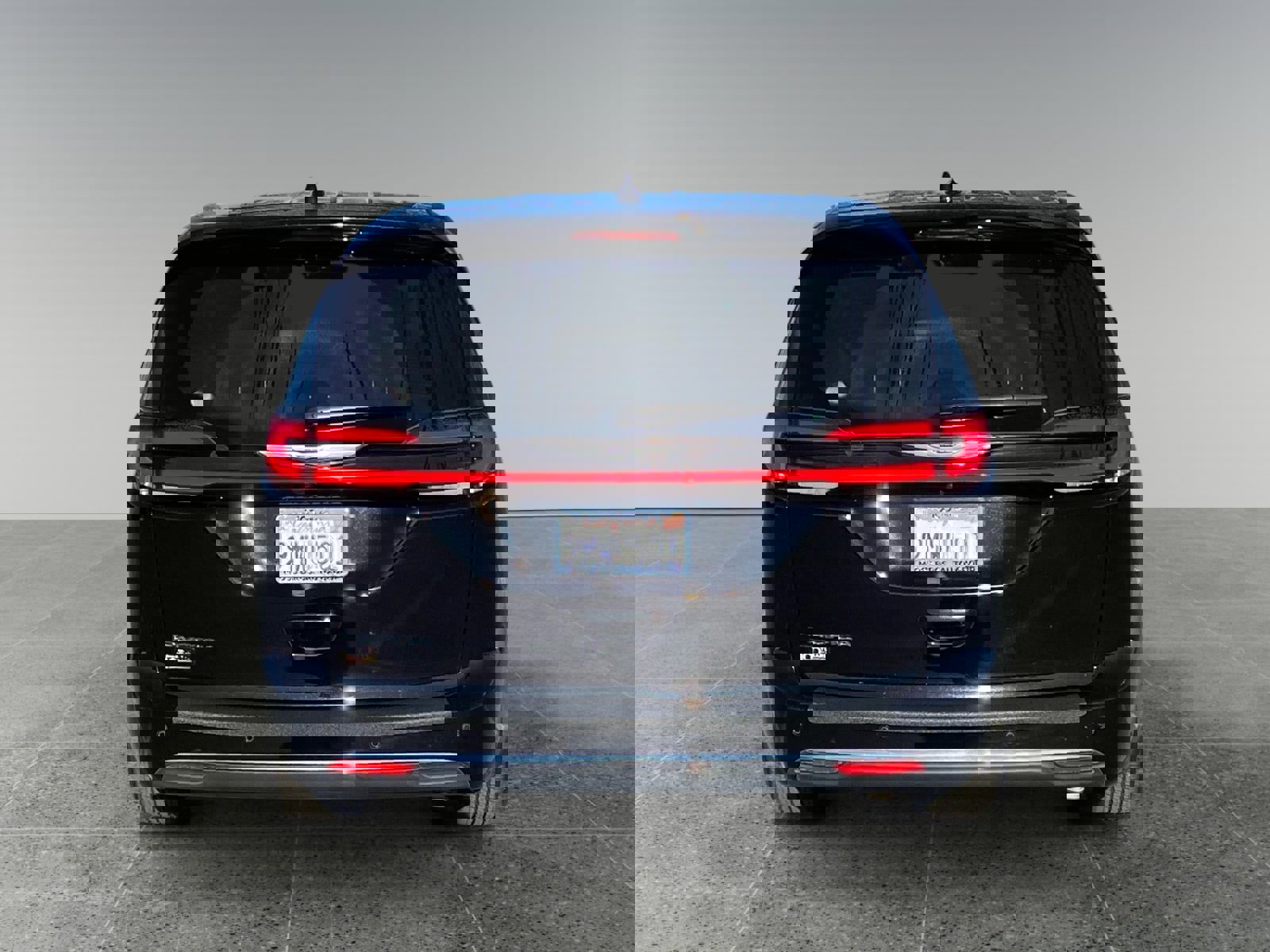 Used 2024 Chrysler Pacifica Touring image 4