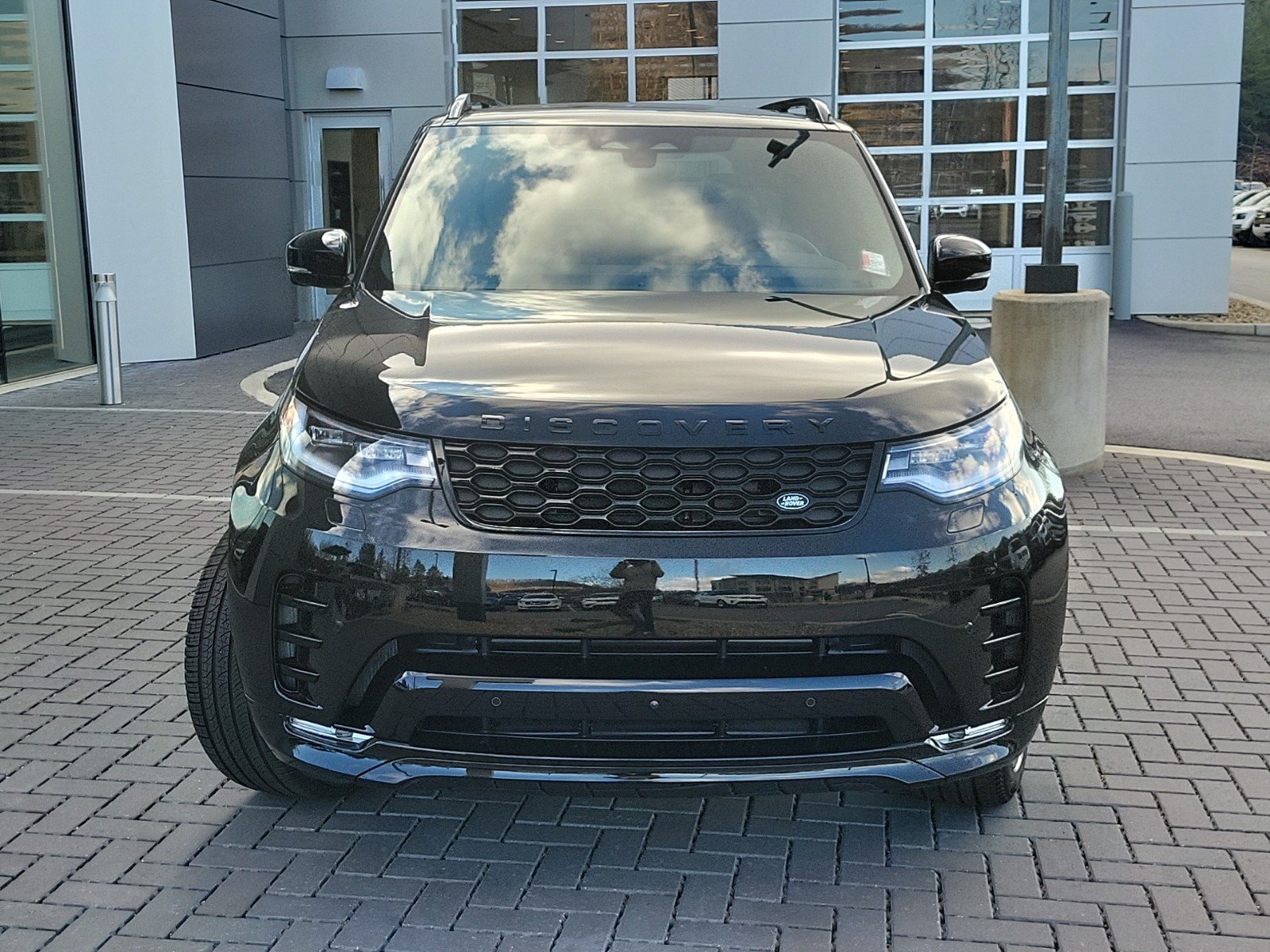 Used 2025 Land Rover Discovery Dynamic SE AWD/4WD image 2