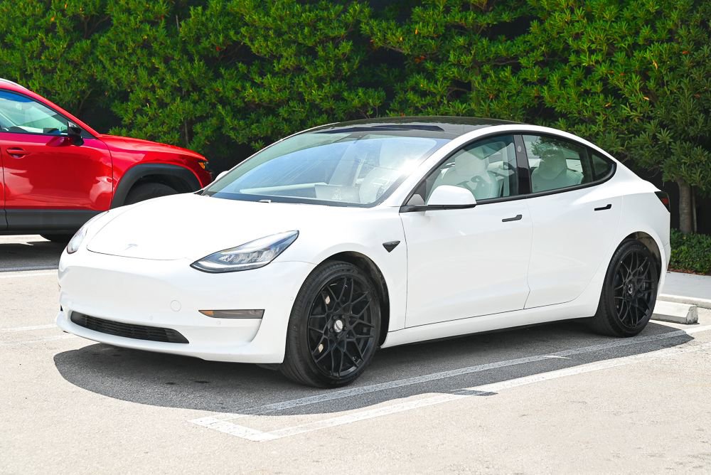 Used 2022 Tesla Model 3 Standard Range image 1