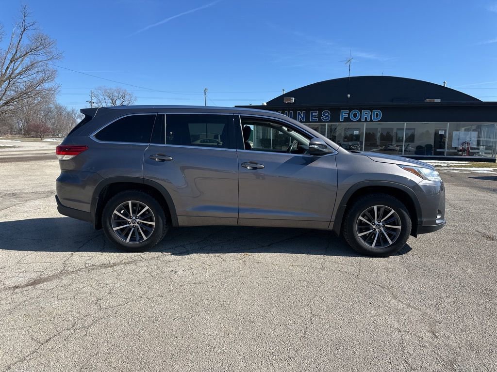 Used 2017 Toyota Highlander XLE image 4