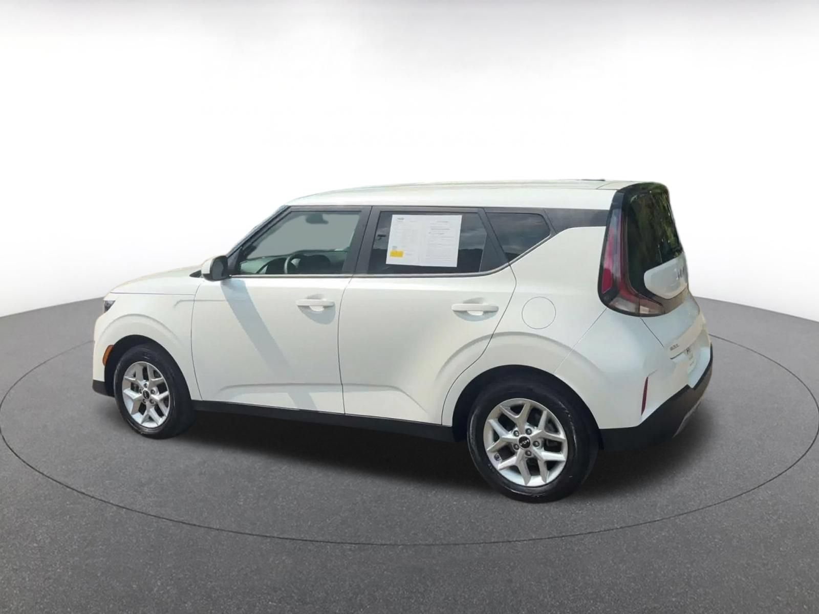 Used 2025 Kia Soul LX w/ LX Technology Package FWD image 9