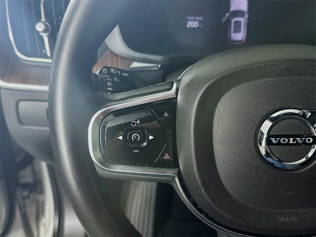 Used 2023 Volvo XC60 B5 Plus image 26