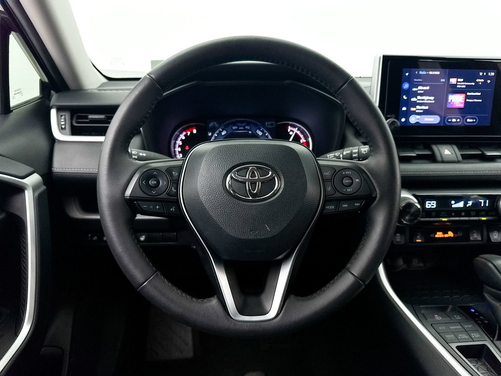 Used 2024 Toyota RAV4 XLE w/ Weather Package AWD/4WD image 31