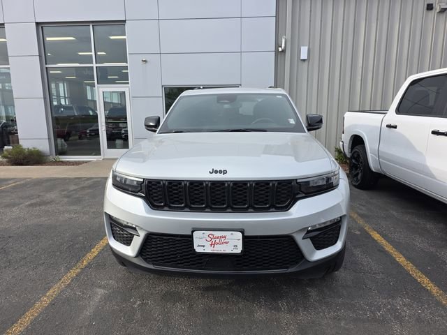 Used 2024 Jeep Grand Cherokee Limited w/ Black Appearance Package AWD/4WD image 3