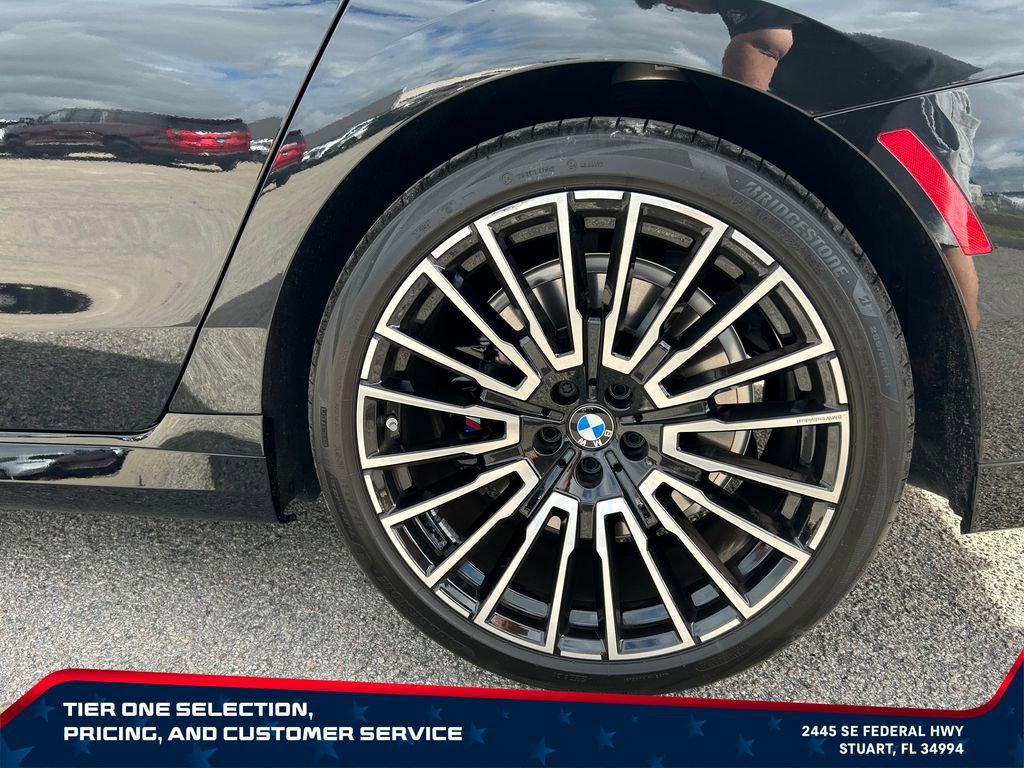 Used 2025 BMW 740i w/ Premium Package RWD image 8