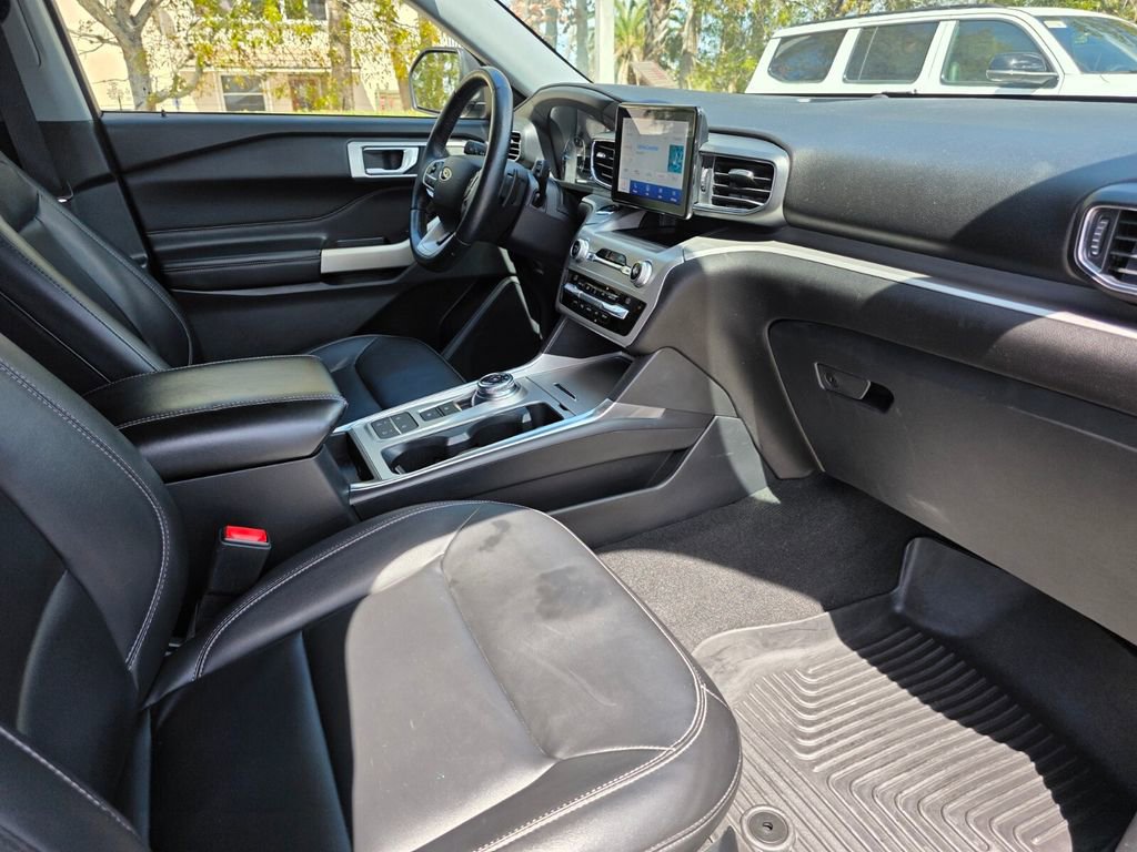 Used 2021 Ford Explorer XLT w/ Equipment Group 202A image 9