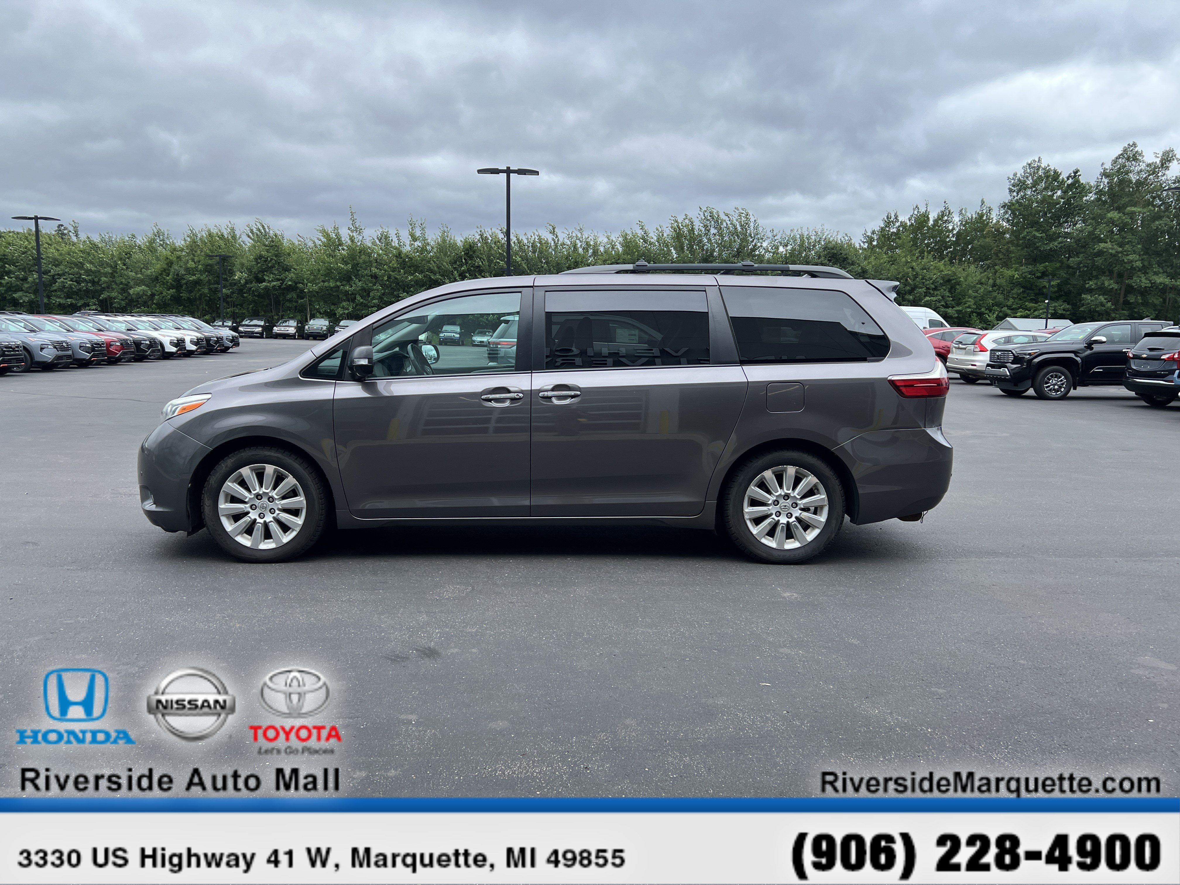 Used 2015 Toyota Sienna Limited Premium w/ Four Season Floor Mat Package FWD image 4