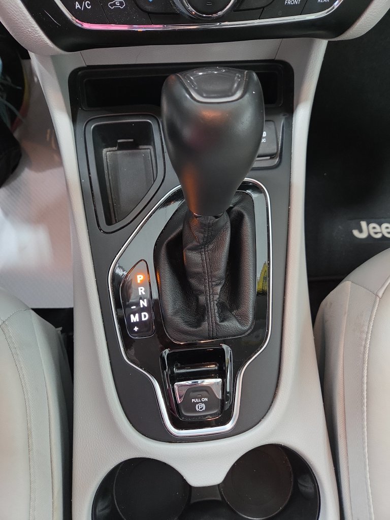 Used 2019 Jeep Cherokee Limited FWD image 37
