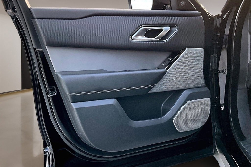 Used 2020 Land Rover Range Rover Velar R-Dynamic S image 18