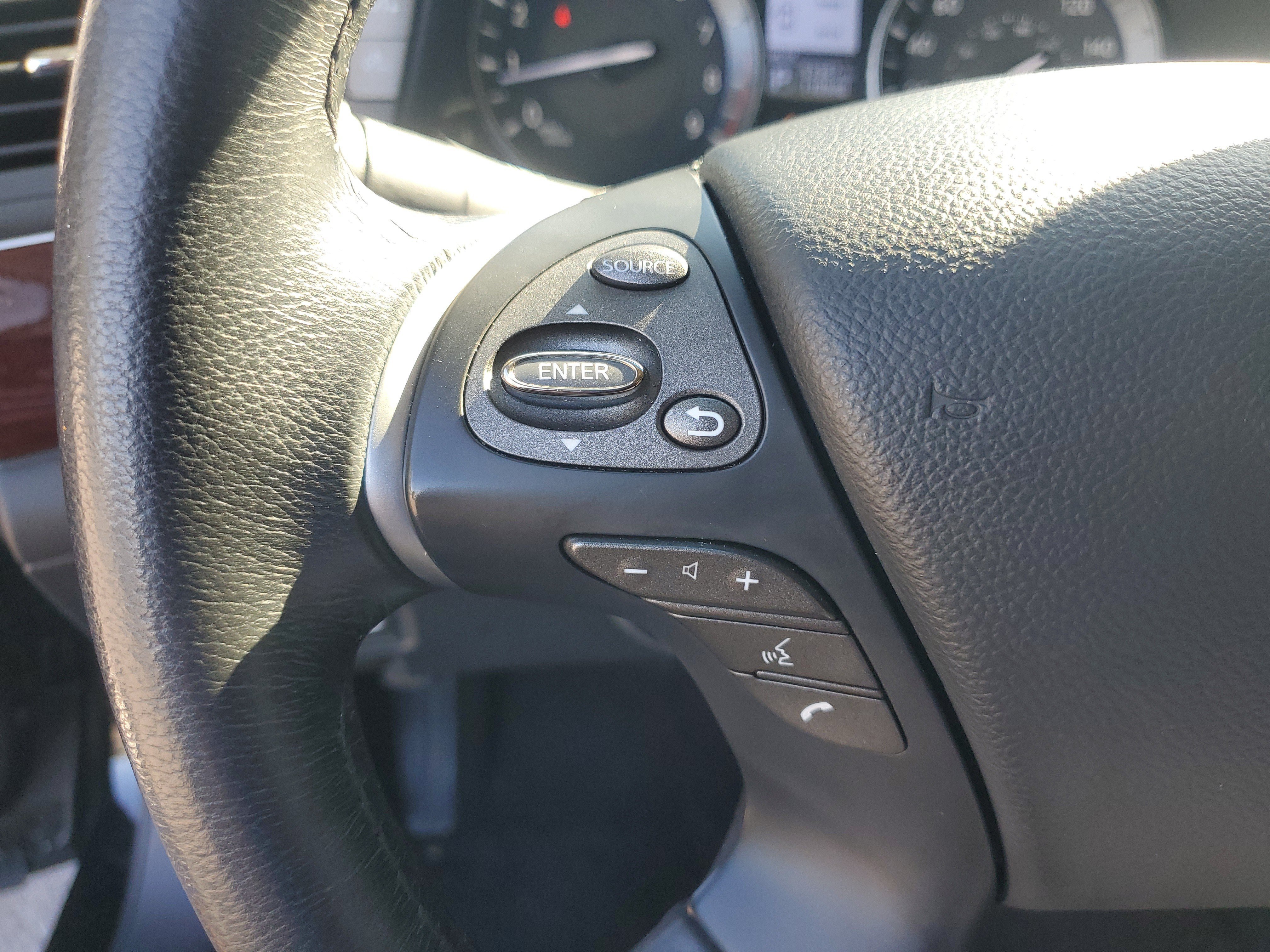 Used 2015 INFINITI Q70 3.7 RWD image 16