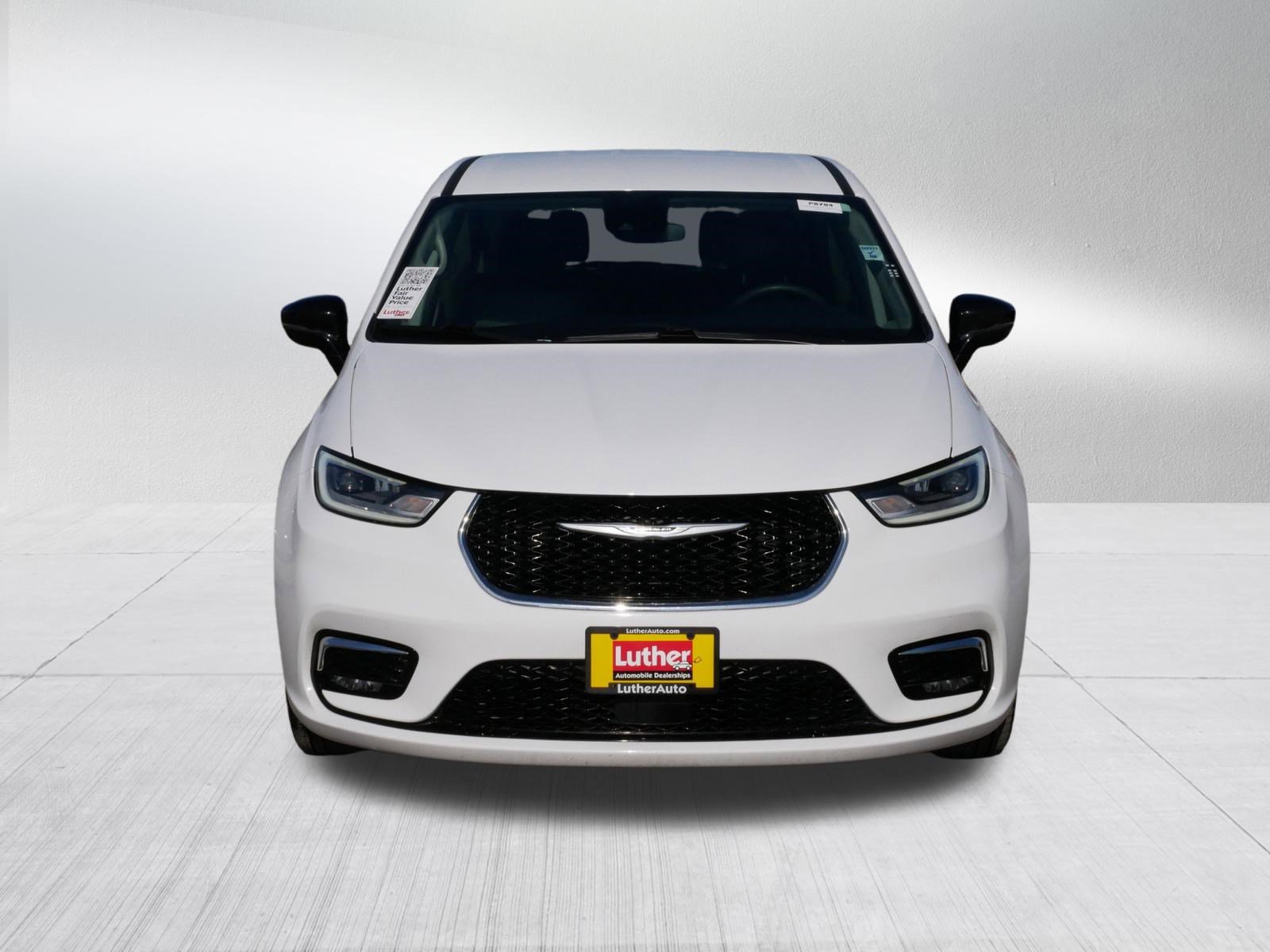 Used 2024 Chrysler Pacifica Touring-L video 2