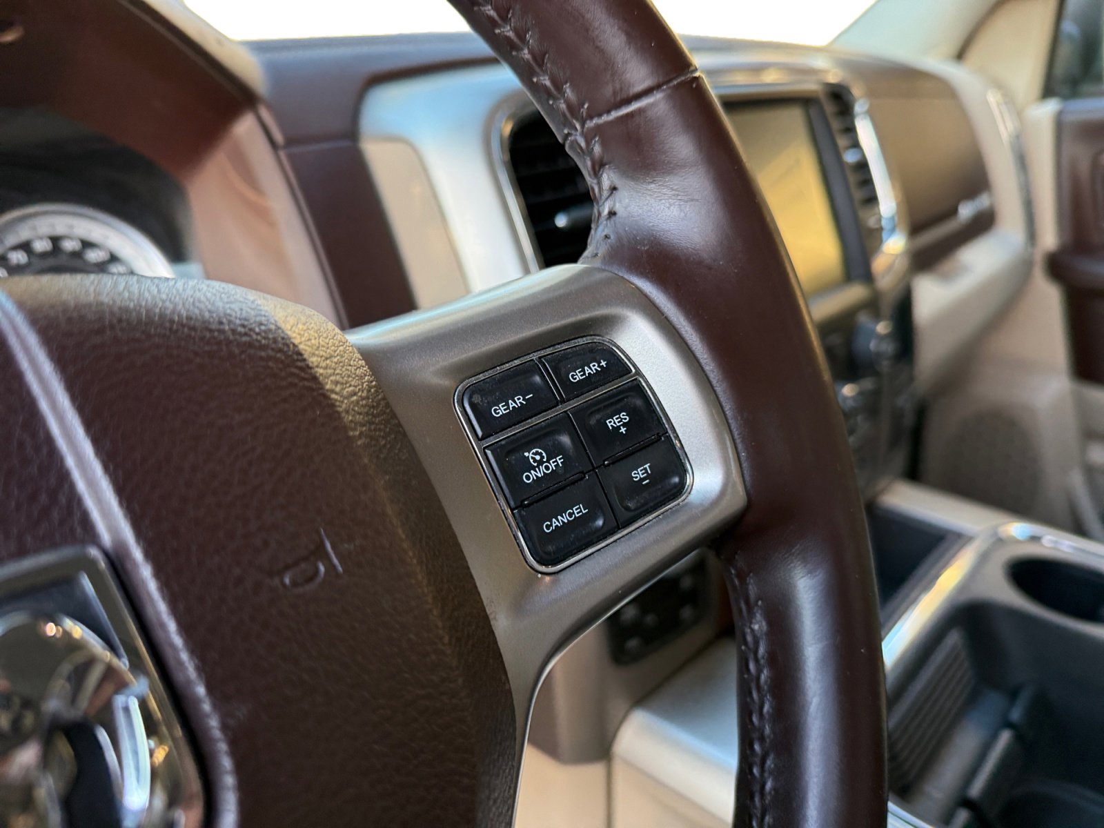 Used 2017 RAM 1500 Laramie AWD/4WD image 12