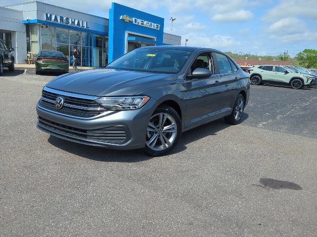 Used 2024 Volkswagen Jetta SE FWD image 2
