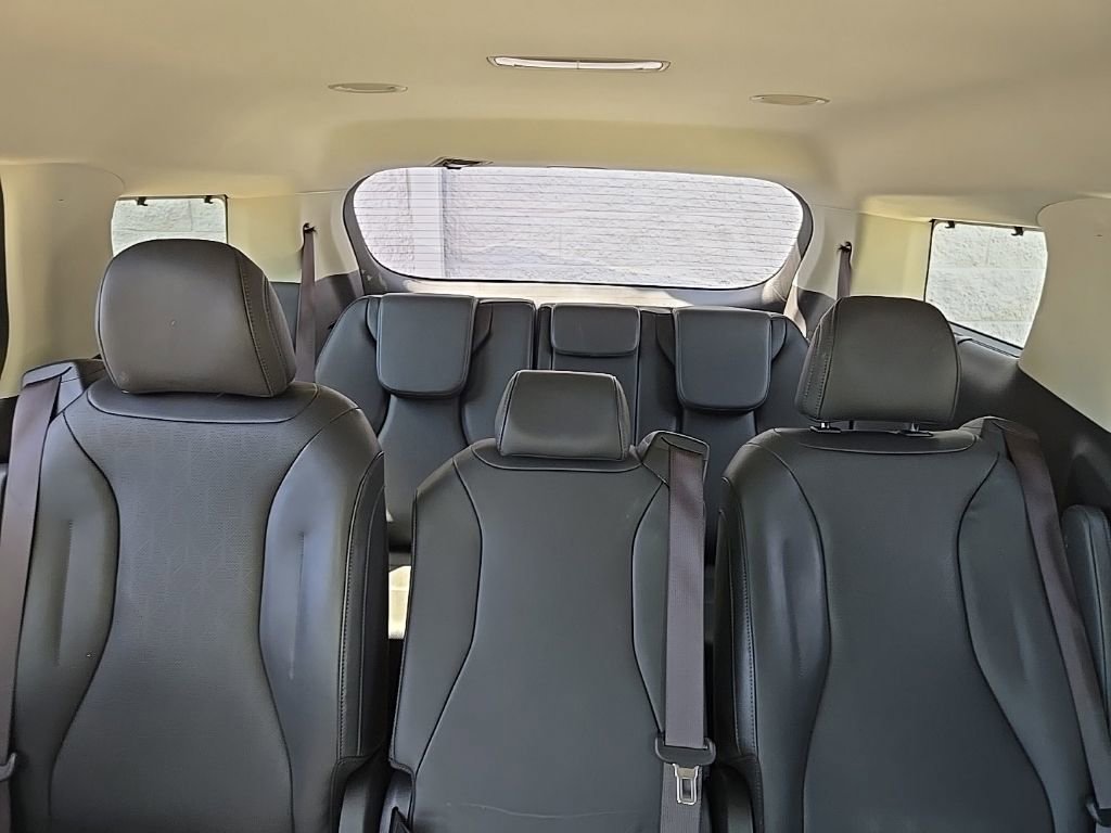 Used 2025 Kia Carnival EX FWD image 28