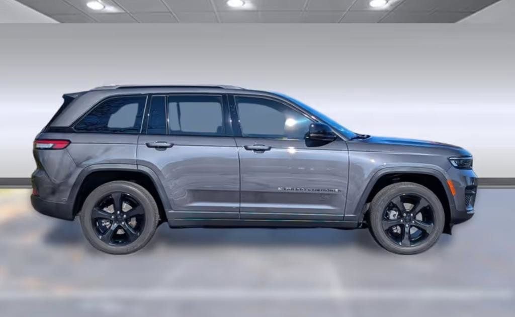 Used 2023 Jeep Grand Cherokee L Laredo image 8