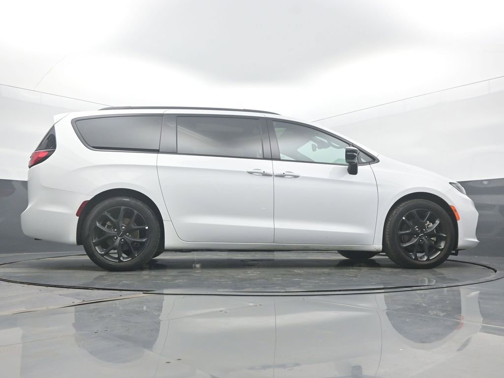 Used 2025 Chrysler Pacifica Limited image 50