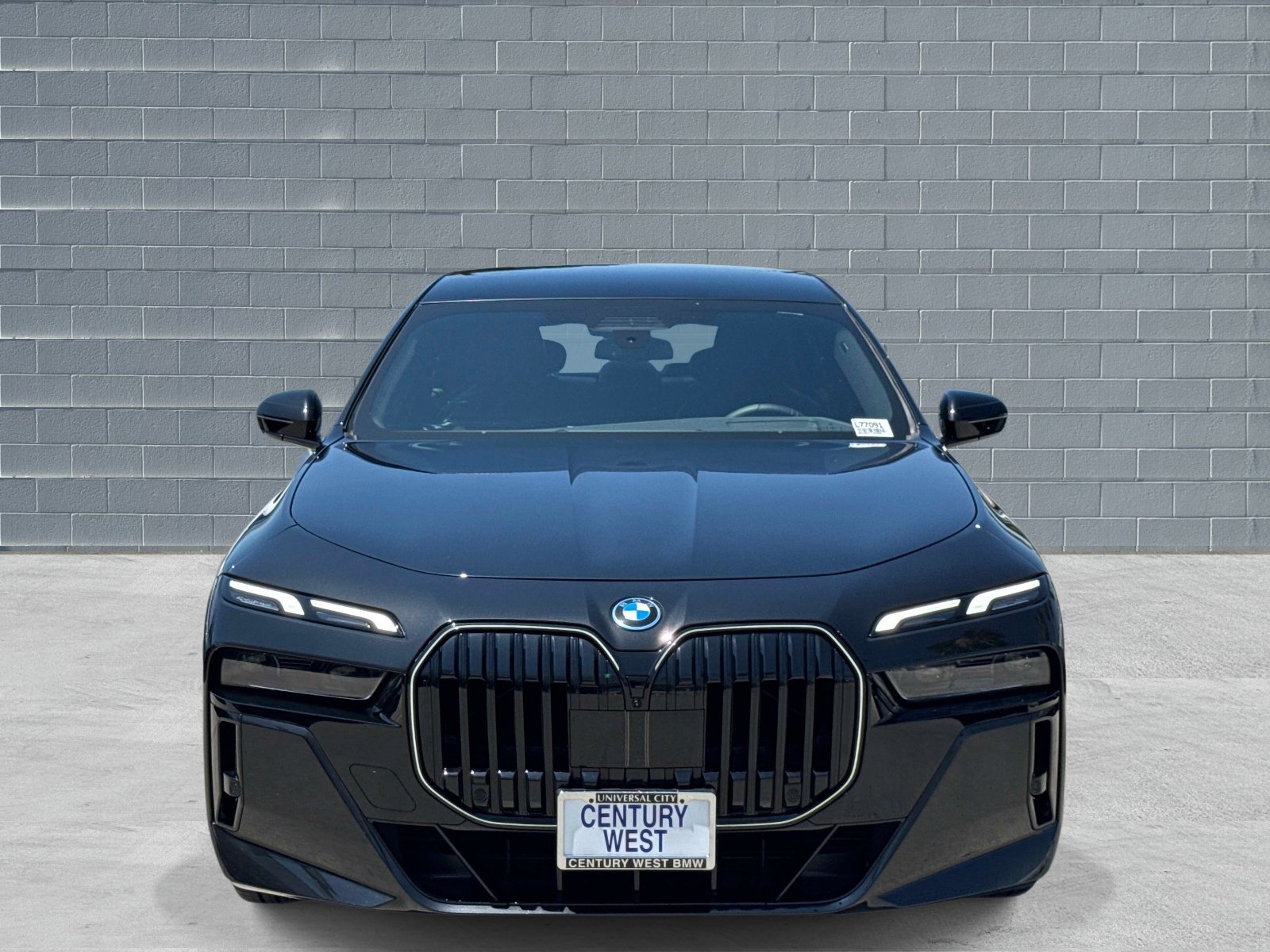 Used 2026 BMW 750e xDrive AWD/4WD image 2