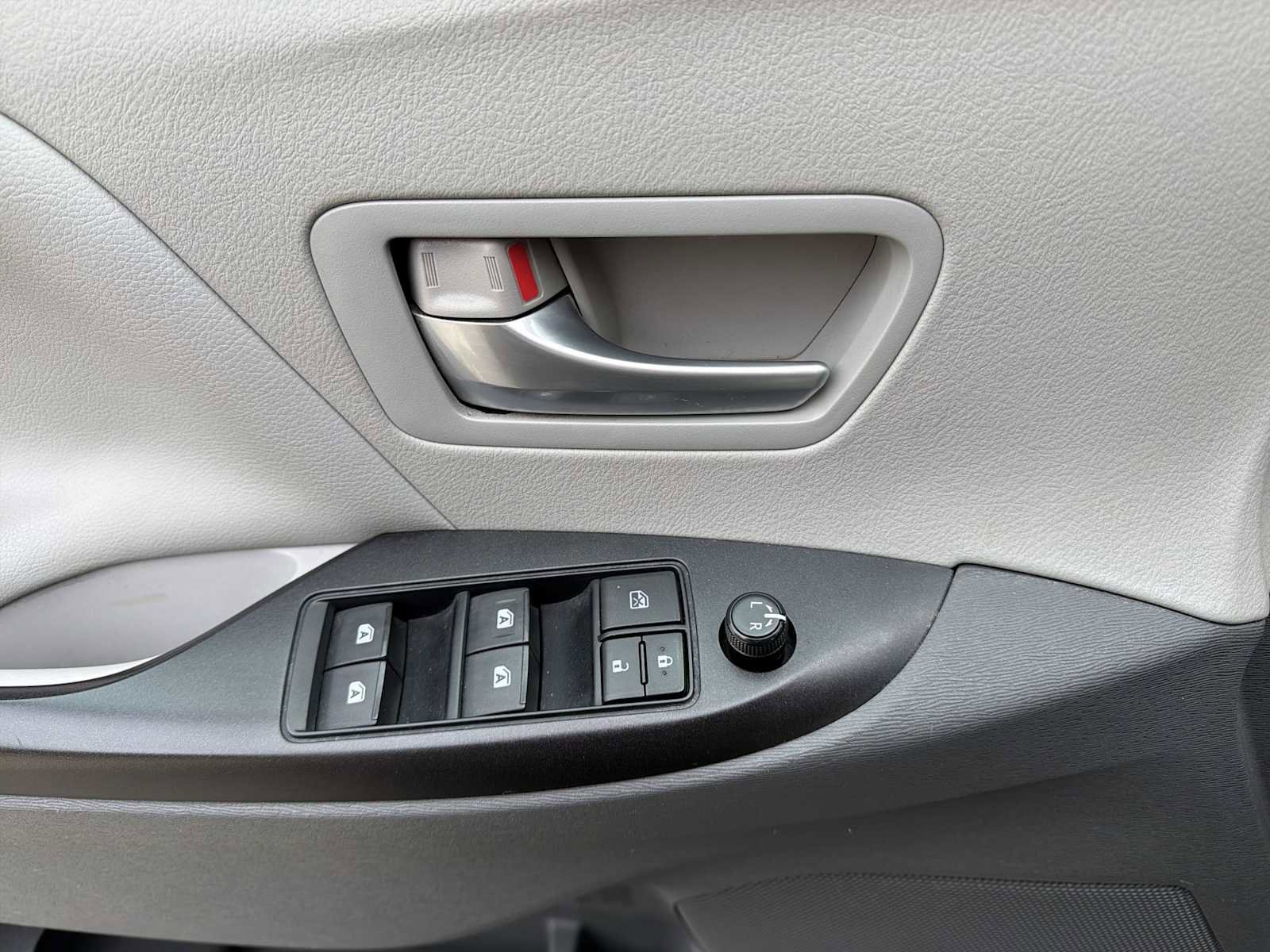 Used 2015 Toyota Sienna LE image 20