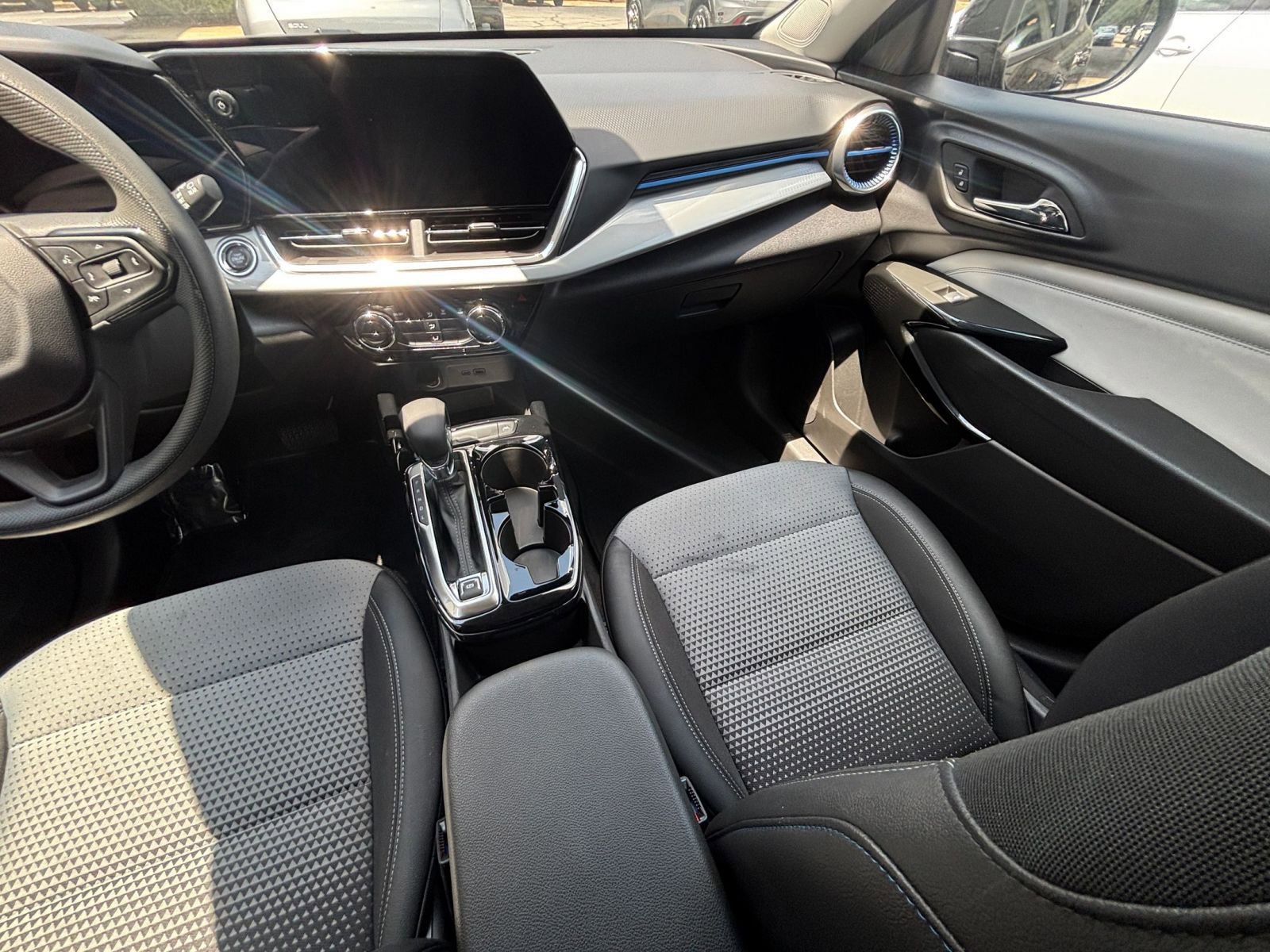 Used 2025 Chevrolet Trax LT FWD image 35