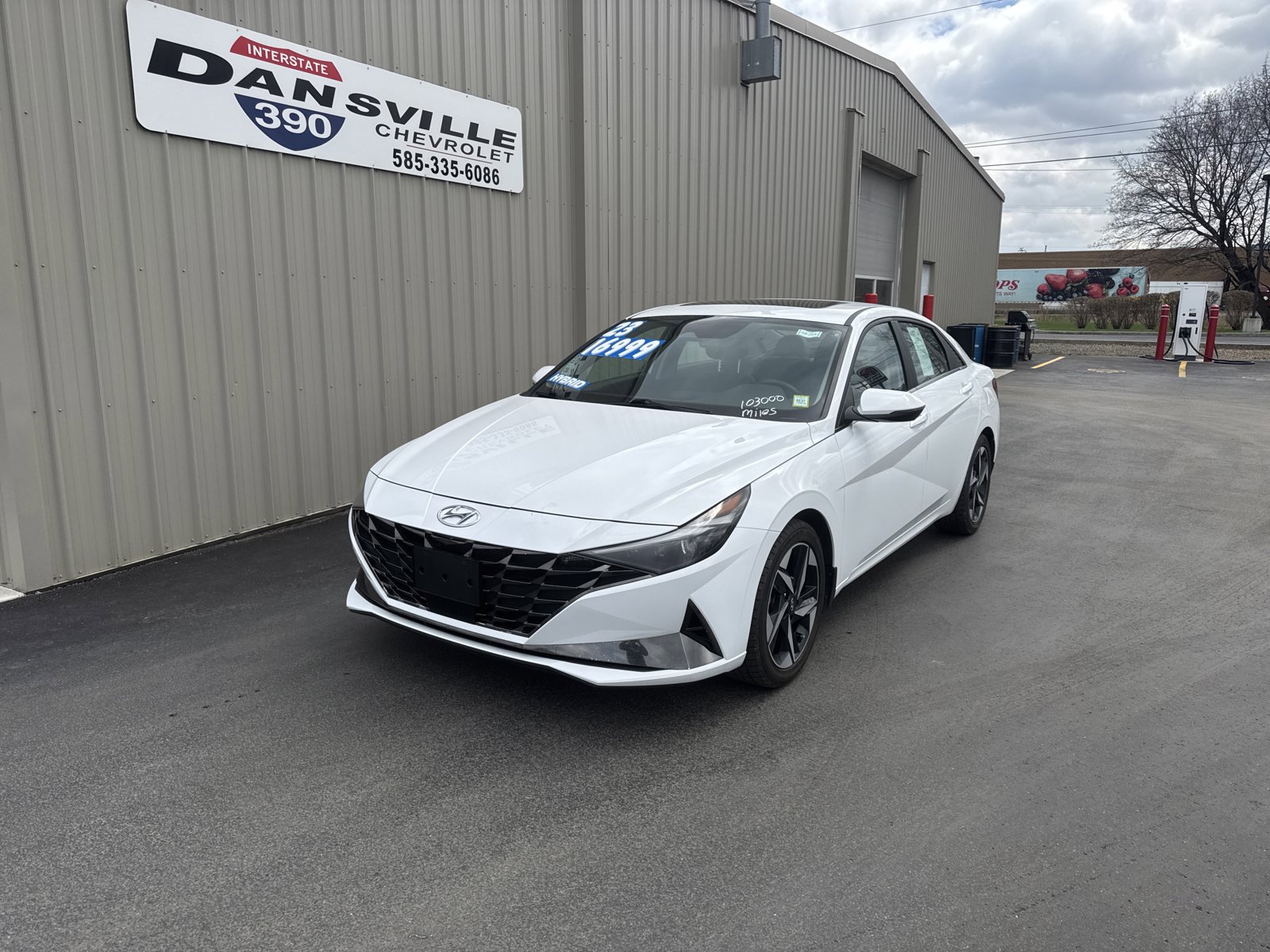 Used 2023 Hyundai Elantra Limited w/ Preferred Accessory Package FWD image 4