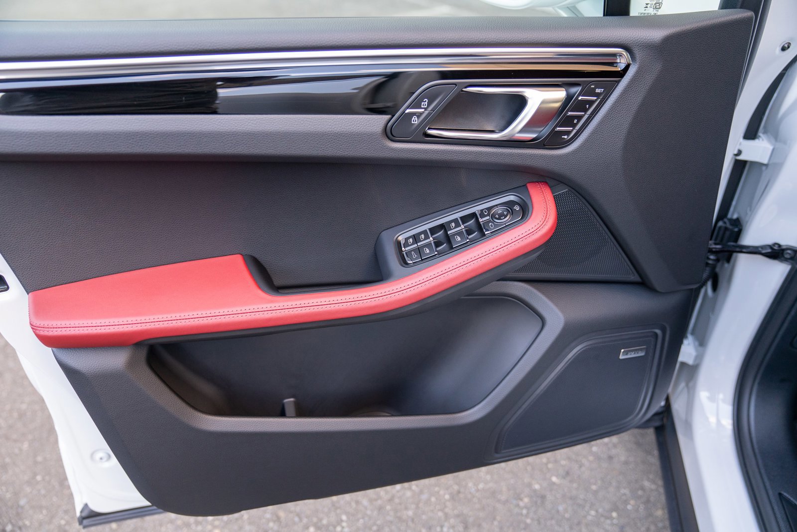 Certified 2025 Porsche Macan image 10