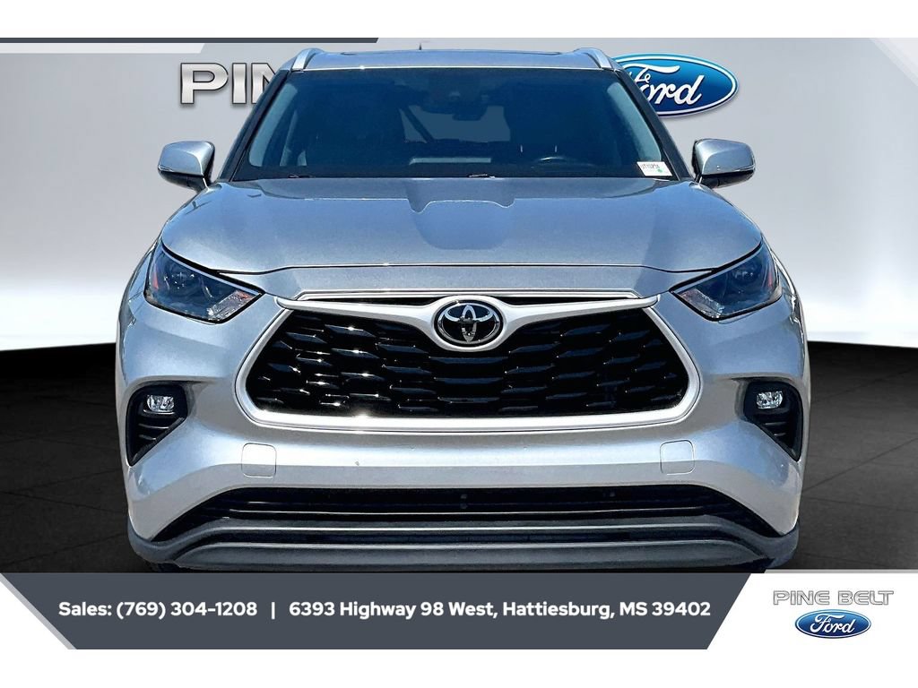 Used 2024 Toyota Highlander XLE AWD/4WD image 3
