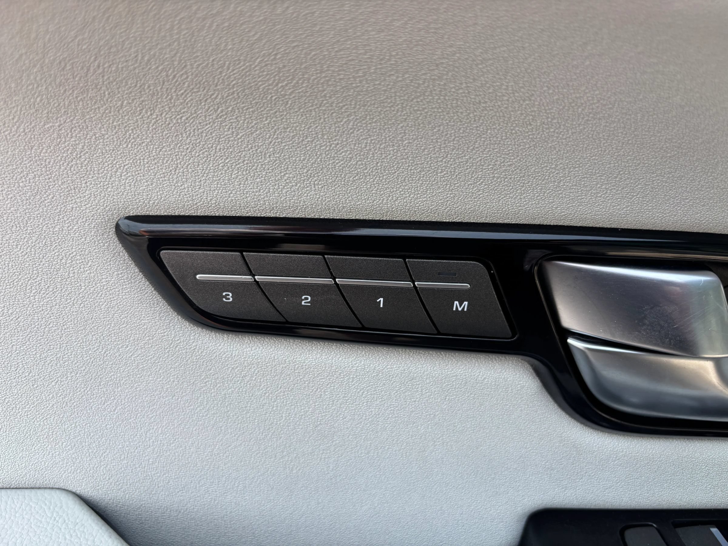 Used 2018 Land Rover Range Rover Evoque SE AWD/4WD image 16