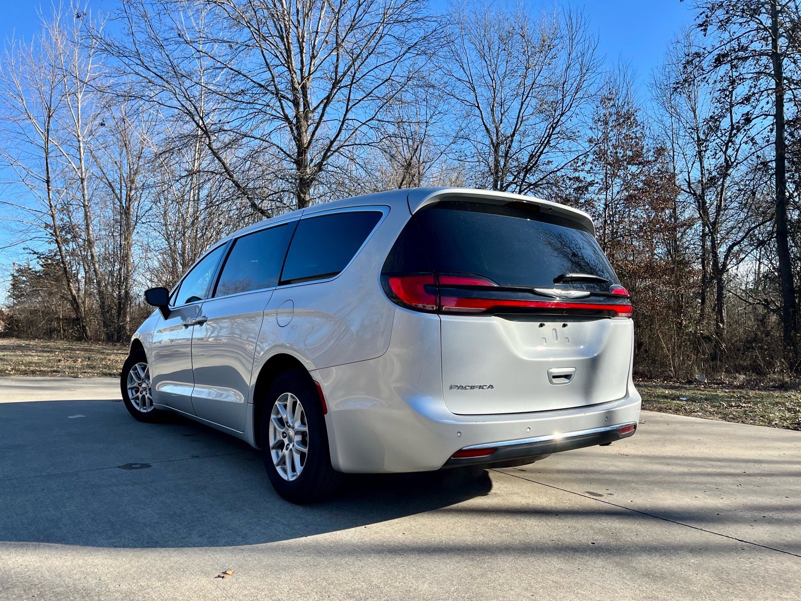 Used 2024 Chrysler Pacifica Touring-L FWD image 7