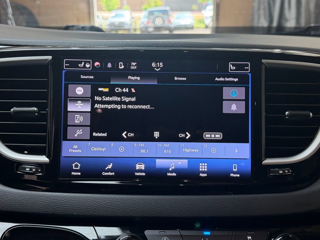 Used 2022 Chrysler Pacifica Touring-L FWD image 14